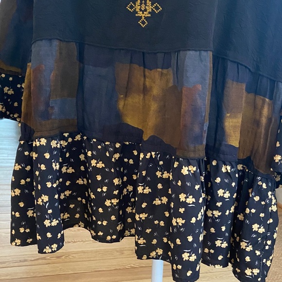 Black and Gold Embroidered Women's Tunic - Picture 4 of 10